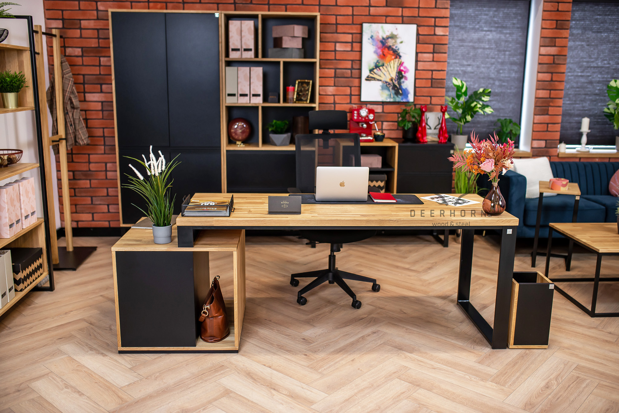 Schreibtisch im Loft-Stil mit Sockel für notwendige Dokumente