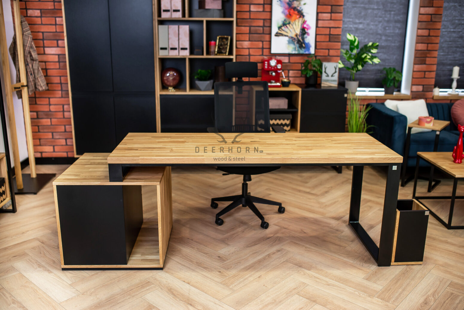 Schreibtisch im Loft-Stil mit Sockel für notwendige Dokumente