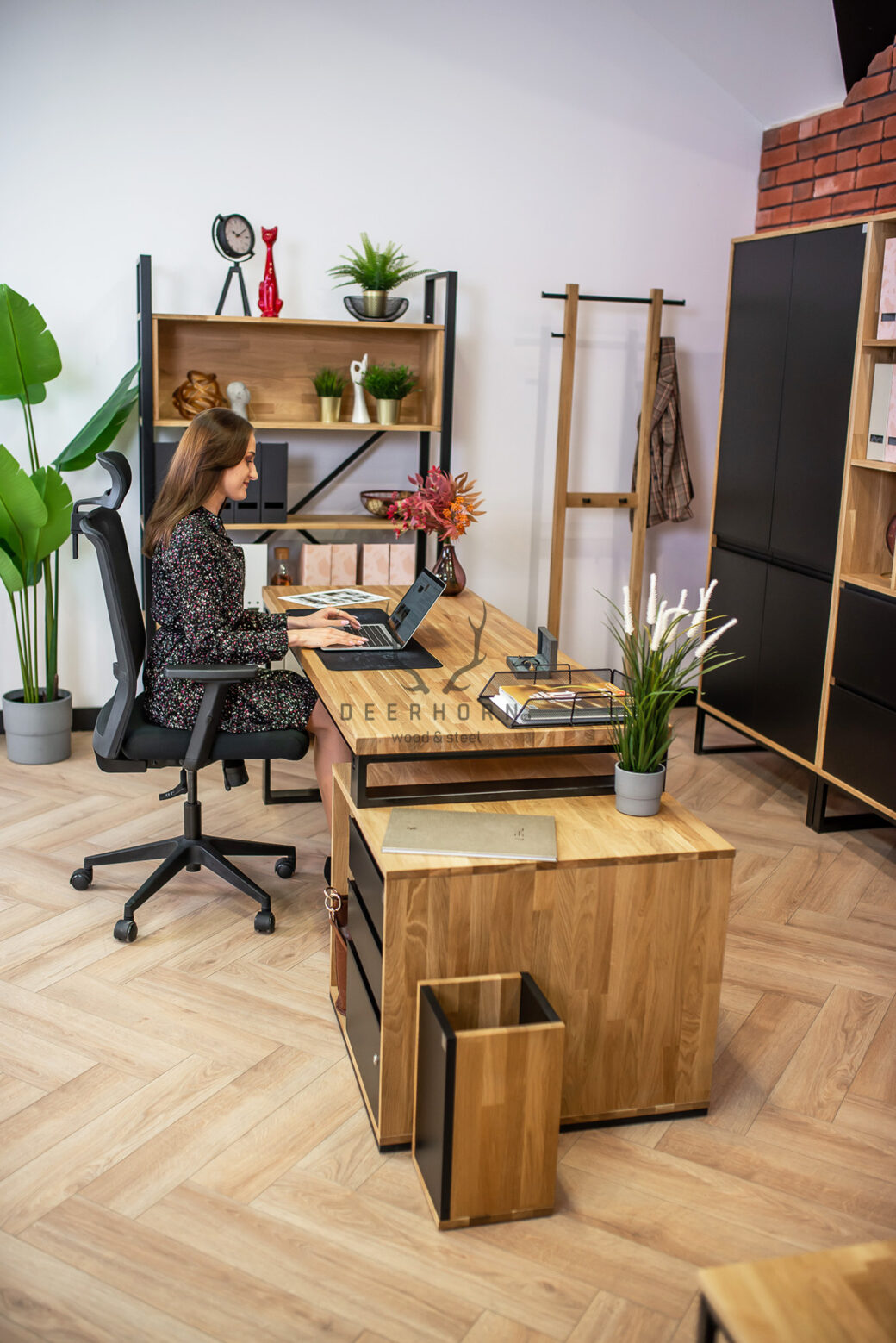 Schreibtisch im Loft-Stil mit Sockel für notwendige Dokumente