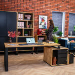 Schreibtisch mit Holzplatte