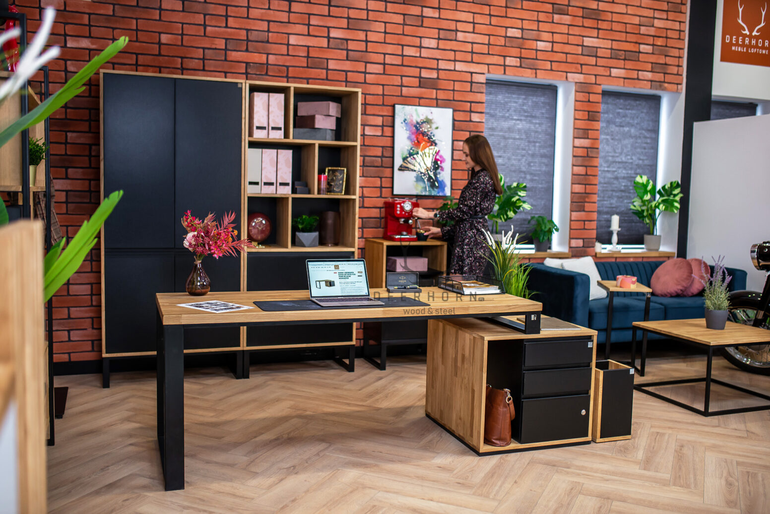 Schreibtisch im Loft-Stil mit Sockel für notwendige Dokumente