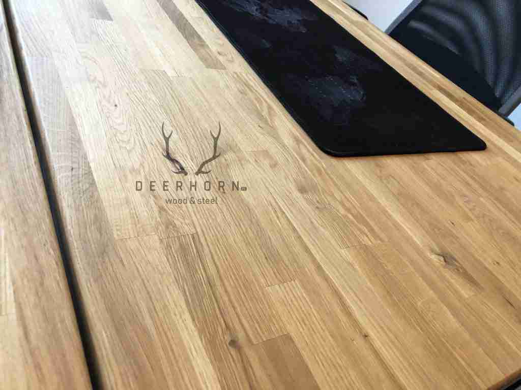 Schreibtisch mit Holzplatte