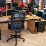 Schreibtisch mit Schubladen und Regalen