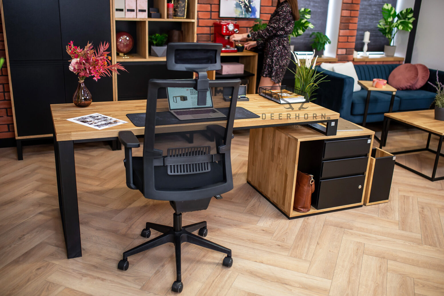 Schreibtisch im Loft-Stil mit Sockel für notwendige Dokumente