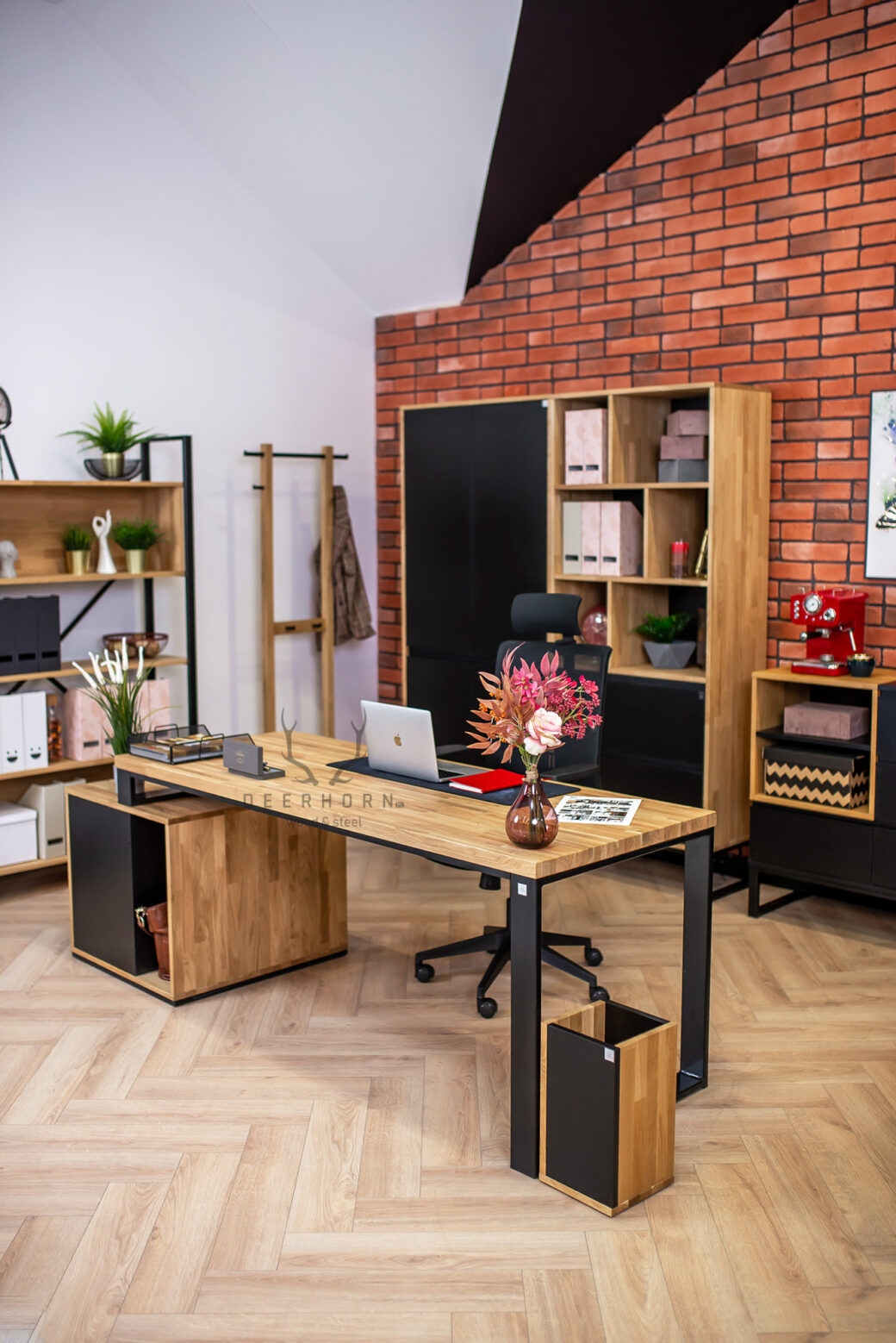 Schreibtisch im Loft-Stil mit Sockel für notwendige Dokumente
