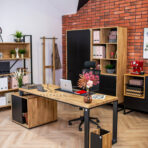 schwarzer Schreibtisch mit Schubladen