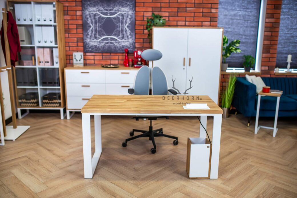 Weißer Holzschreibtisch - femininer und funktionaler Bürotisch