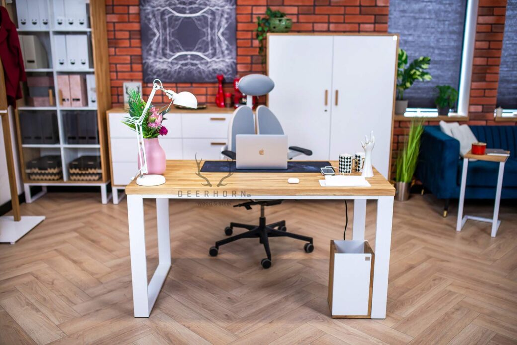 Weißer Holzschreibtisch - femininer und funktionaler Bürotisch