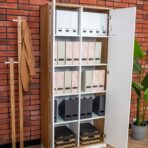 Kleiderschrank mit offener Tür