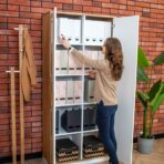 Schrank mit Ordnern gefüllt