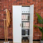 weißer Kleiderschrank mit einer offenen Tür