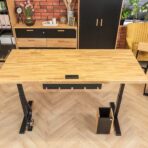 Schreibtisch mit Holzplatte und Tülle