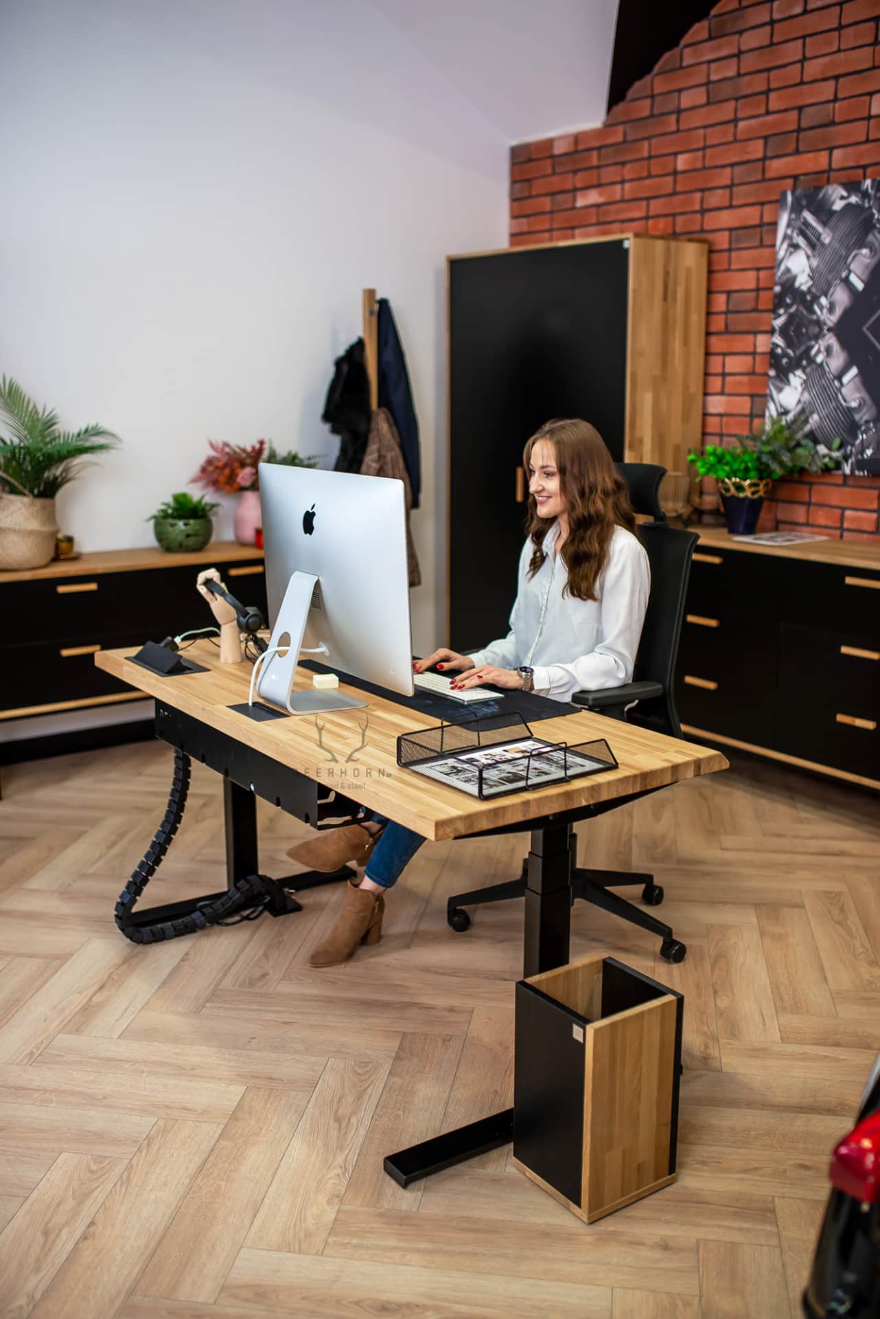 verstellbarer Schreibtisch mit Holzplatte