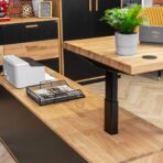 elektrisch höhenverstellbarer Schreibtisch