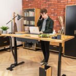 Junge arbeitet am Schreibtisch
