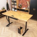 verstellbarer Schreibtisch in der Mitte des Büros