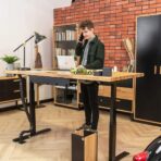 Teenager, der an seinem Schreibtisch spricht
