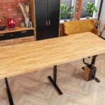 Konferenztisch auf einem elektrischen Hubgestell