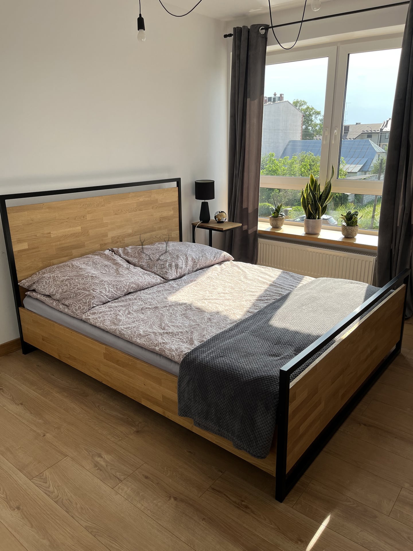 Metallbett mit Holz