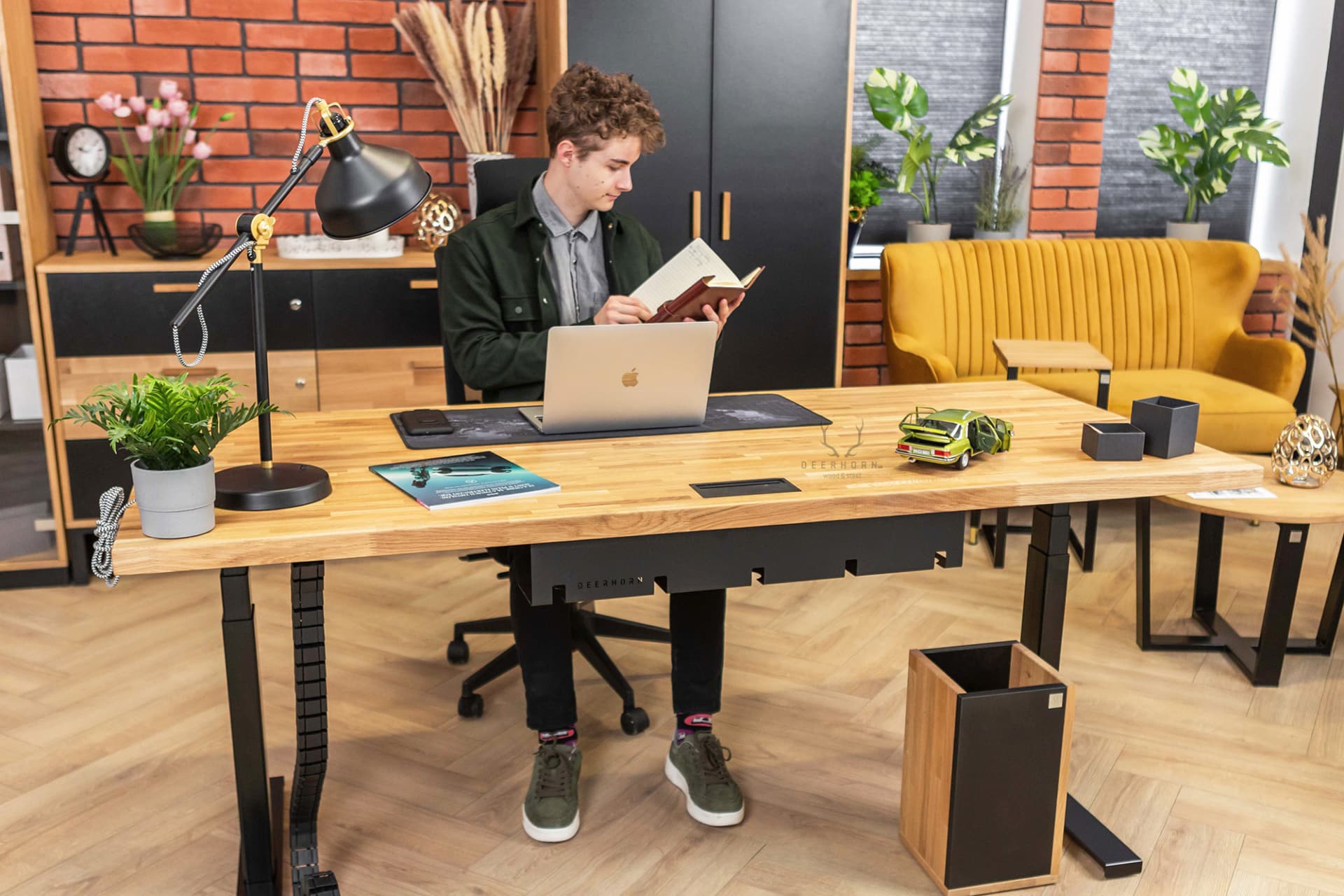 Teenager, der vor seinem Schreibtisch ein Buch liest