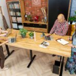 Konferenzraumtisch mit höhenverstellbarer Tischplatte