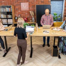 hoher Konferenztisch