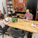 Konferenztisch und Stühle