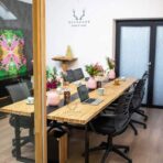 Tisch mit einer Holzplatte