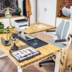 Schreibtisch mit Metallgestell
