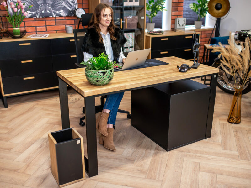 Schreibtisch mit Holzplatte und Papierkorb