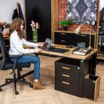 Schreibtisch mit Rollcontainer mit Arbeitsperson