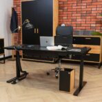 schwarzer verstellbarer Schreibtisch für sitzende Arbeit