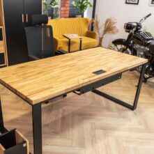 langer Schreibtisch mit Holzplatte