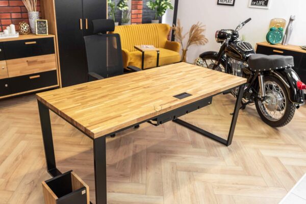 langer Schreibtisch mit Holzplatte