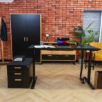 schwarzer Schreibtisch mit anderen Möbeln aus Holz und Metall