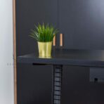 schwarzer Schreibtisch und vertikale Kabelschiene