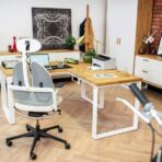 Eckschreibtisch, der in der Mitte des Büros steht