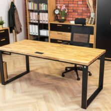 Schreibtisch mit Möbeln im Büro