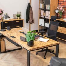 großer Schreibtisch mit einer praktischen Arbeitsfläche