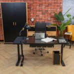 verstellbarer Schreibtisch, der in der Mitte des Raums steht