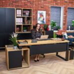 Holzschreibtisch für Computerarbeit