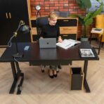 Schreibtisch mit großer Platte in schwarz