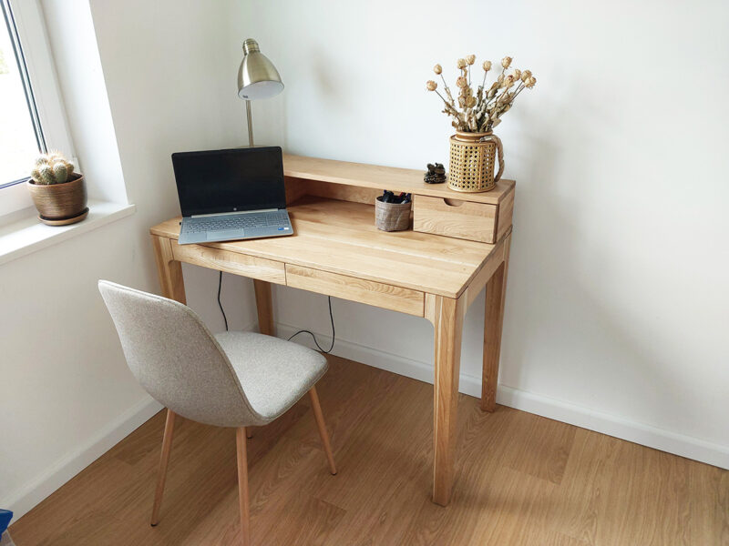 kleiner Holztisch mit Schubladen