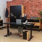 schwarzer Schreibtisch für sitzende Tätigkeiten