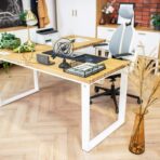Schreibtisch mit Bürozubehör auf der Platte