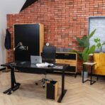 schwarzer Schreibtisch mit elektrischem Mechanismus