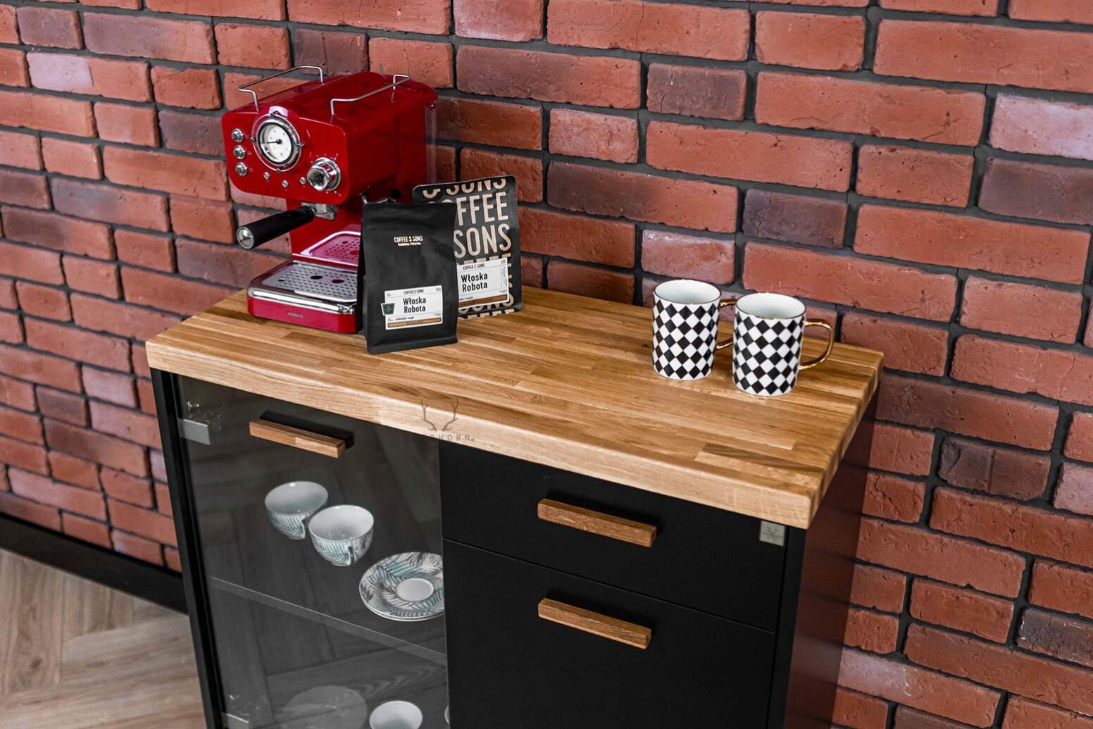 schrank-unter-express-kaffee-tür schwarzer Schrank unter Kaffeemaschine mit Tassen und Kaffee