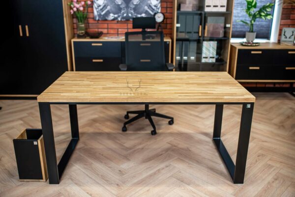 Schreibtisch mit Holzplatte und Metallbeinen