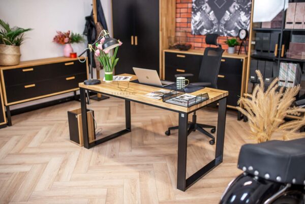 Schreibtische und Büromöbel aus Holz und Metall