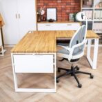 weißer Schreibtisch mit Metallbeinen